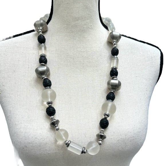 VINTAGE CHUNKY CLEAR, BLACK & SILVER TONE BEADS STATEMENT NECKLACE - Picture 11 of 16